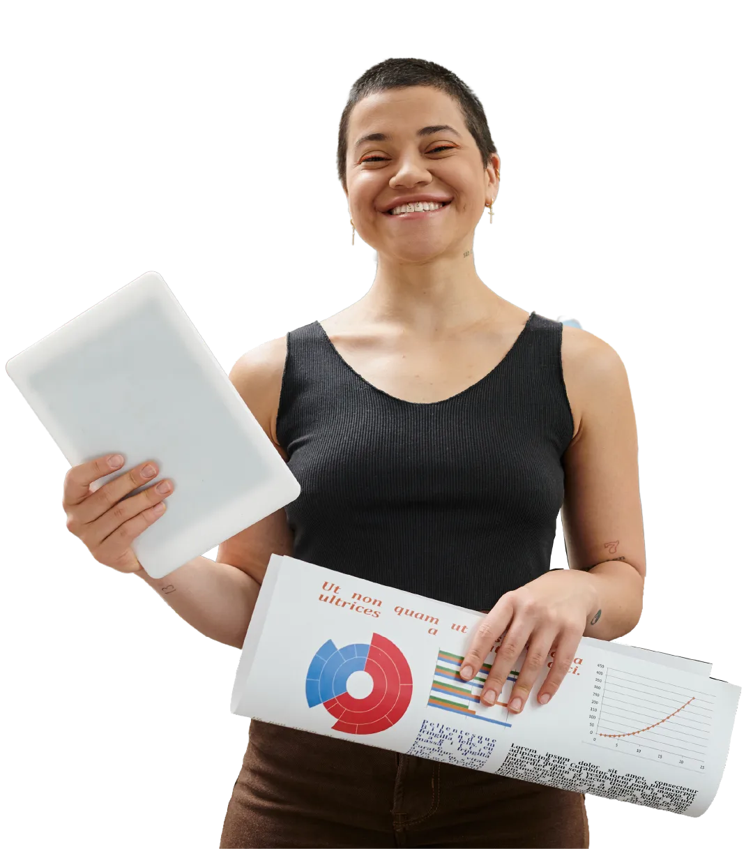 Una mujer sosteniendo una tableta y un papel.