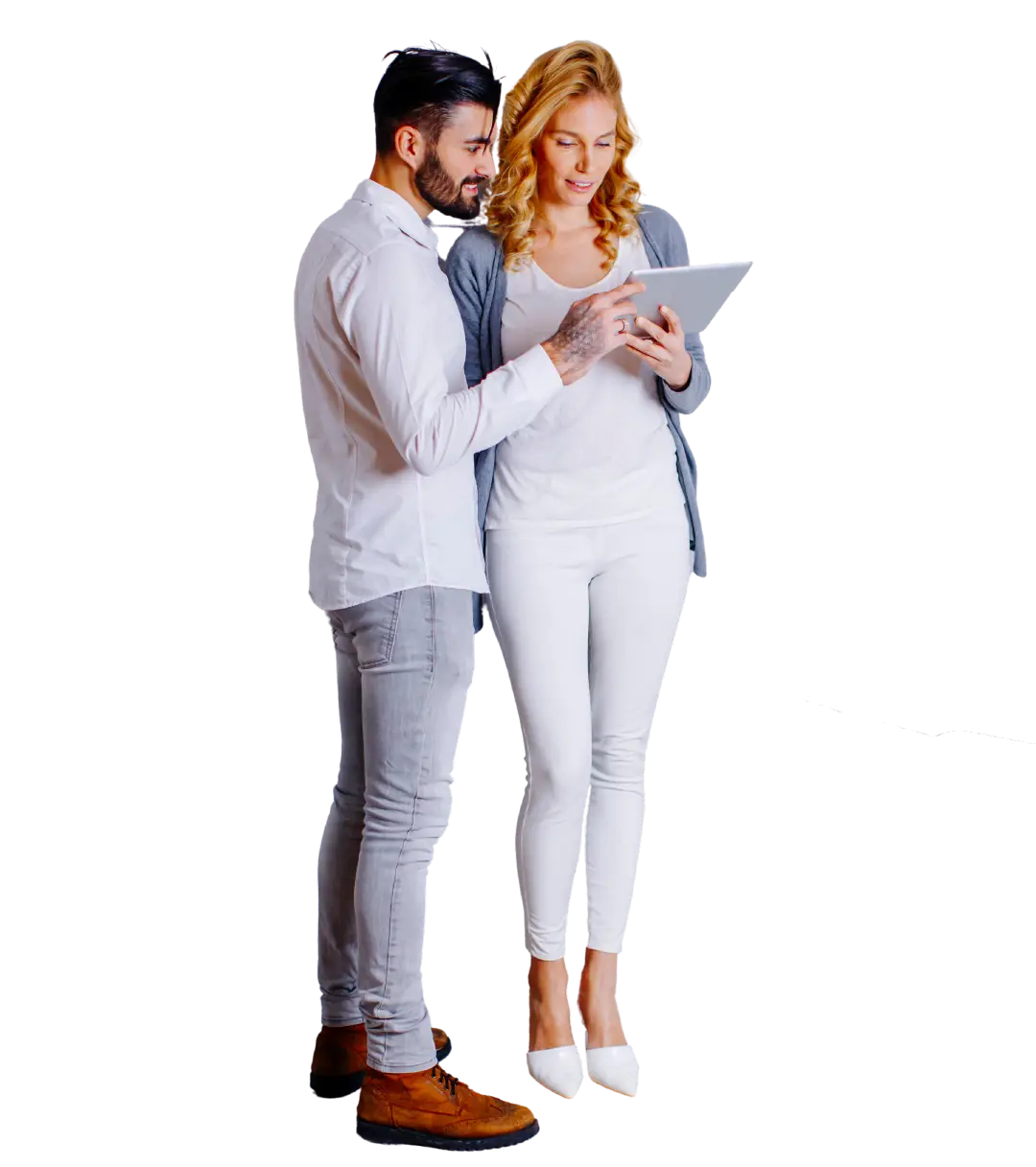Un hombre y una mujer mirando juntos una tableta.