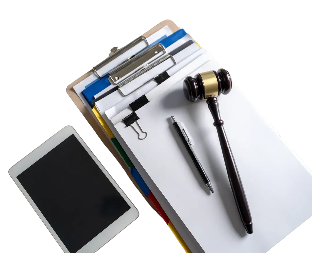 Elementos legales: gavel, pluma y tableta en clipboard.