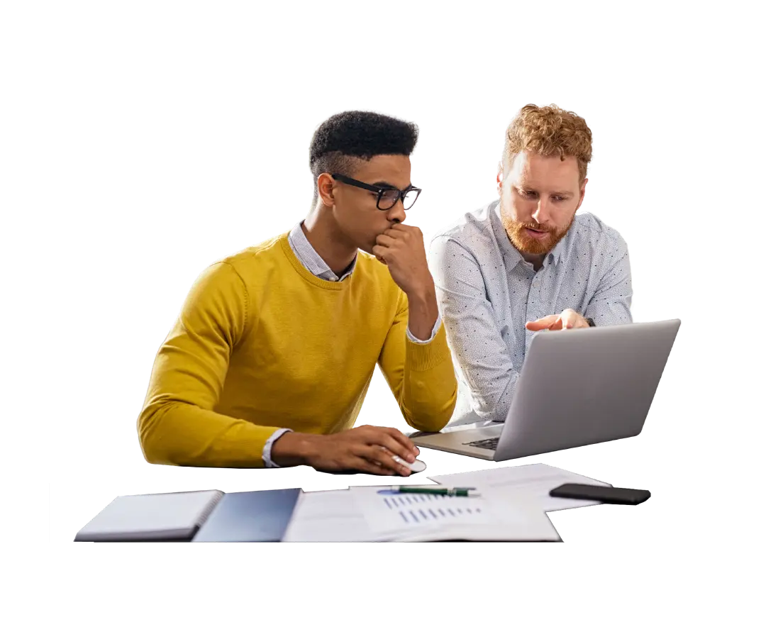 Dos hombres sentados en un escritorio con una computadora portátil en asesoria.